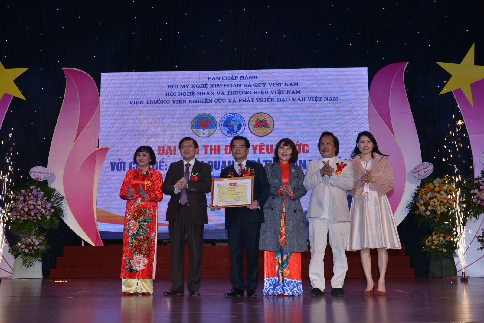 Đại hội thi đua yêu nước với chủ đề Vinh quang trí tuệ bàn tay vàng Tự hào thương hiệu Việt Nam thành công tốt đẹp