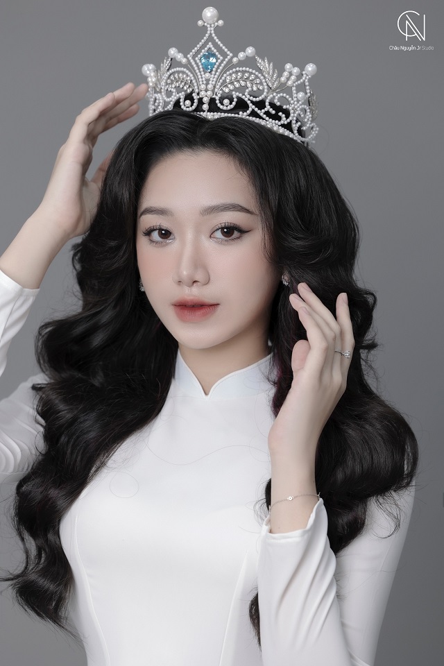 Nguyễn Hoàng Yến gây chú ý với vương miện Nữ hoàng xanh và áo dài trắng tinh khôi