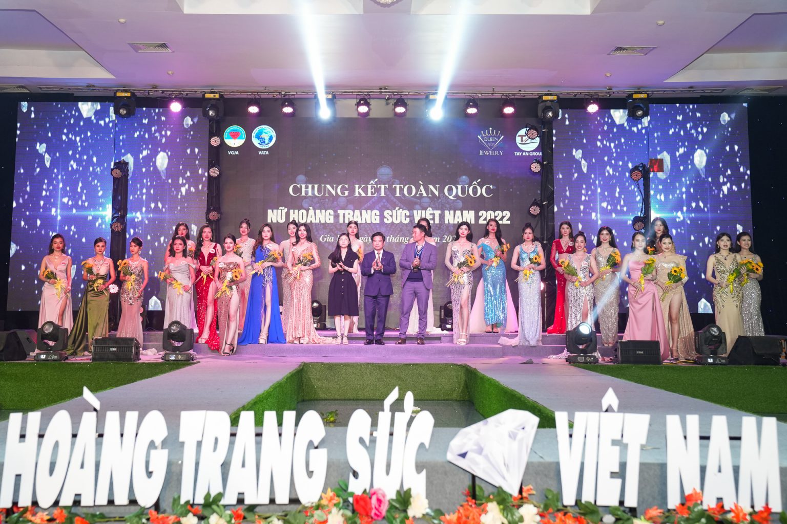 Ấn tượng đêm chung kết “Nữ hoàng trang sức Việt Nam 2022”
