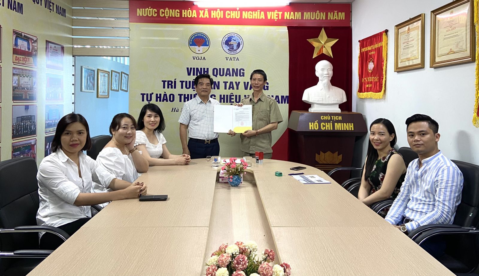 Hội Mỹ nghệ Kim hoàn đá quý Việt Nam bổ nhiệm giám đốc Trung tâm dạy nghề nhân đạo Hồng Ngọc